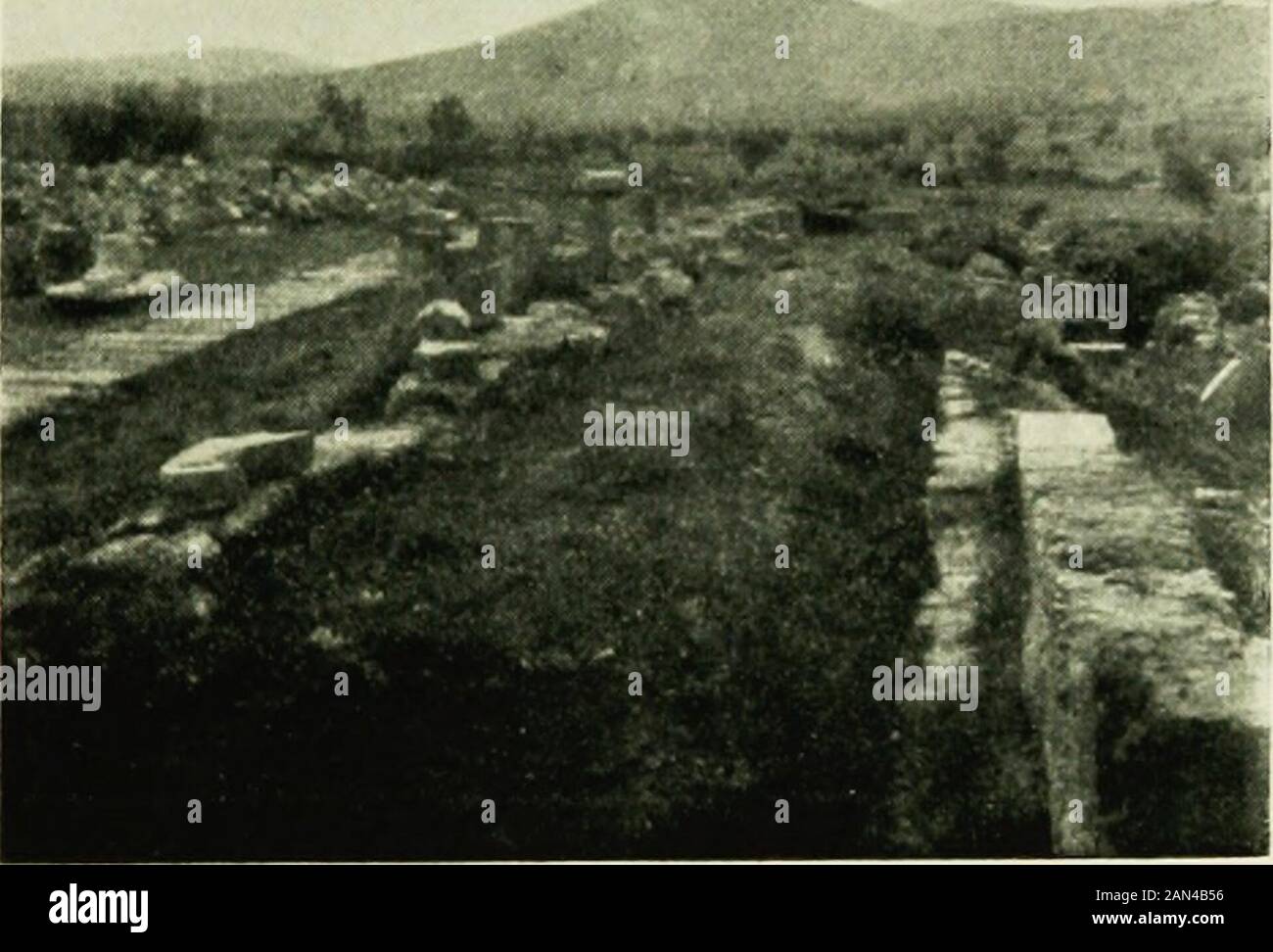 Die Tempel und das Ritual der Asklepios in Epidauros und AthensTwo Vorträge wurden in der Königlichen Anstalt von Großbritannien gehalten. Portico orAbaton, ein Teil davon ist in Platten V. und X. zu sehen; der Teil der Diestern ist in zwei Geschichten, der untere befindet sich im 1 Montfaucon (Lantiq. Explorer. I ii 289) zitiert eine kuriose Geschichte, die darauf hinwirkt, dass ThatDionysios, der Tyrann von Syrakus, Epirlauros besucht, das massive goldene Bäuel von der Gottesfigur gestohlen hat. Er entschuldigte den Diebstahl am Boden, dass es für Asklepios unscheinbar war, einen Bart zu tragen, als sein Vater Apollo keine hatte! ASKLEPIOS BEI EPIDAUROS UND ATHEN Stockfoto