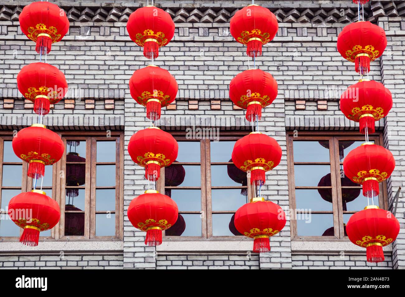 Gruppe von roten Laternen hängen an der schwarzen Wand in der chinesischen neuen Jahres, drei Fahrspuren und sieben Gassen, Fuzhou, China. Das Gebäude aus blac Stockfoto