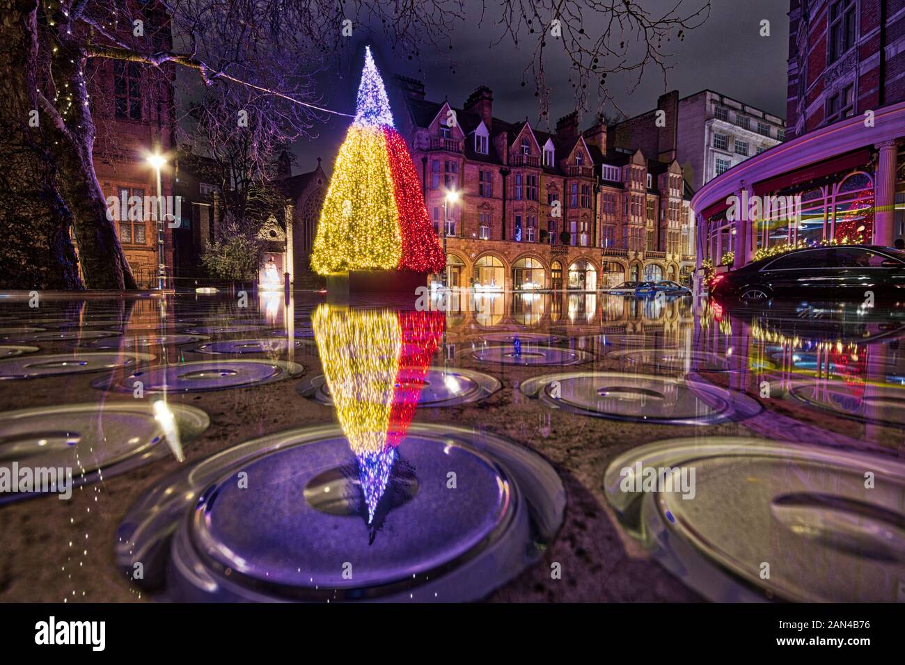 Weihnachtsbaum in vollem Gange feiern festliche Jahreszeit in London，England Stockfoto