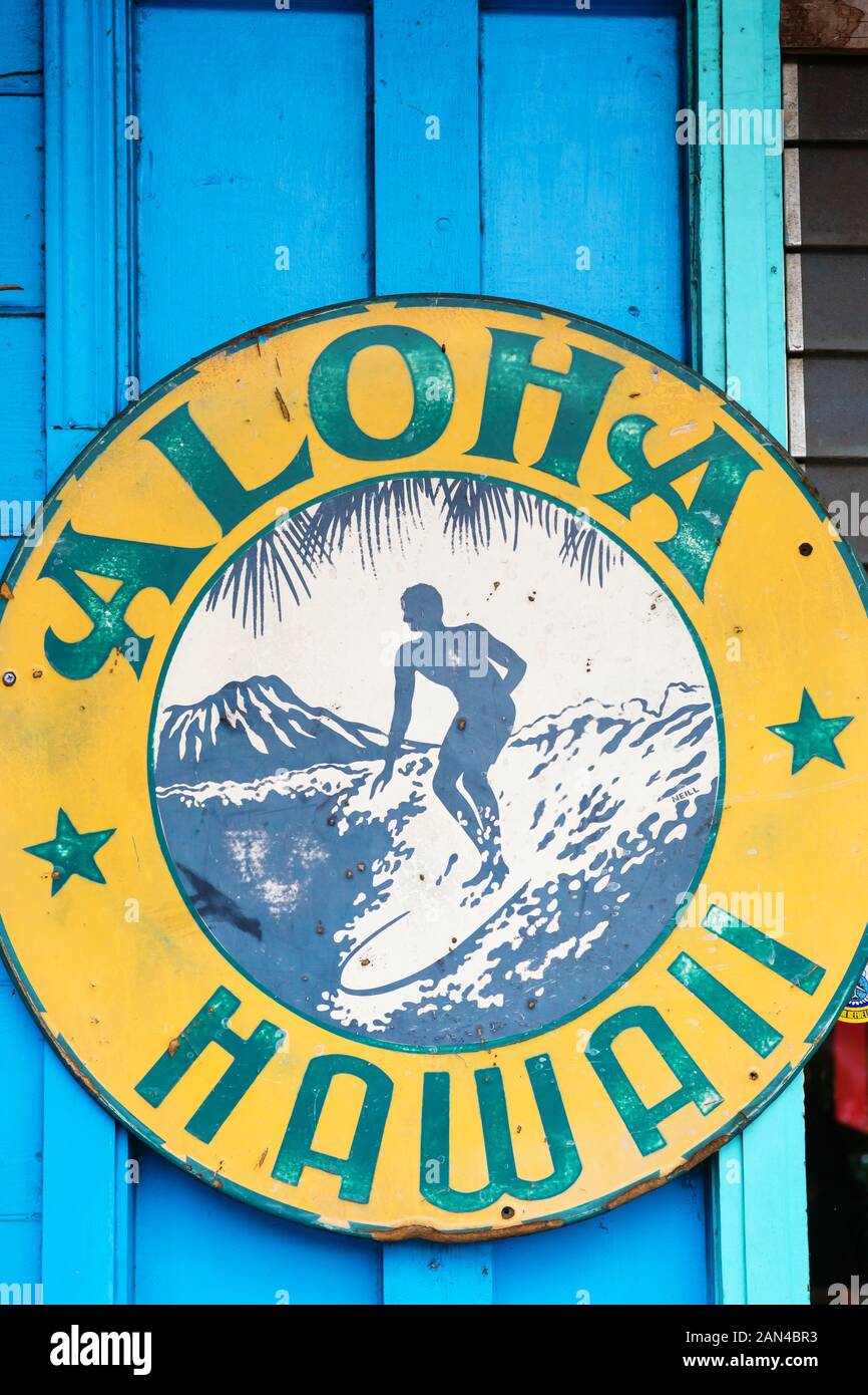 Haleiwa, Oahu, Hawaii - November 06, 2019: Aloha Hawaii mit Surfer Symbol. Aloha ist die gemeinsame Begrüßung der Hawaiianer, aber mit einem tieferen cultura Stockfoto