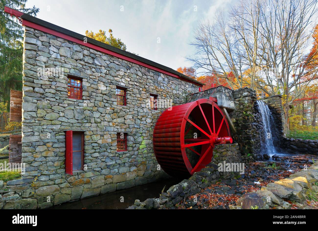 Die Wayside Inn Schrotmühle mit Wasserrad und Cascade Wasser fallen im Herbst. Stockfoto