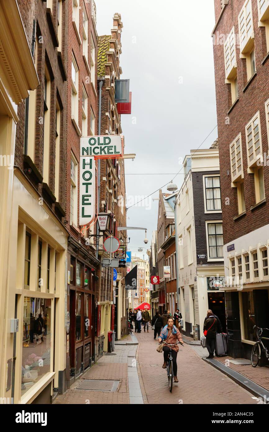 Amsterdam, Niederlande, 28. Oktober, 2019: Gasse in der Altstadt von Amsterdam mit nicht identifizierten Personen. Amsterdam ist die Hauptstadt und die meisten Stockfoto