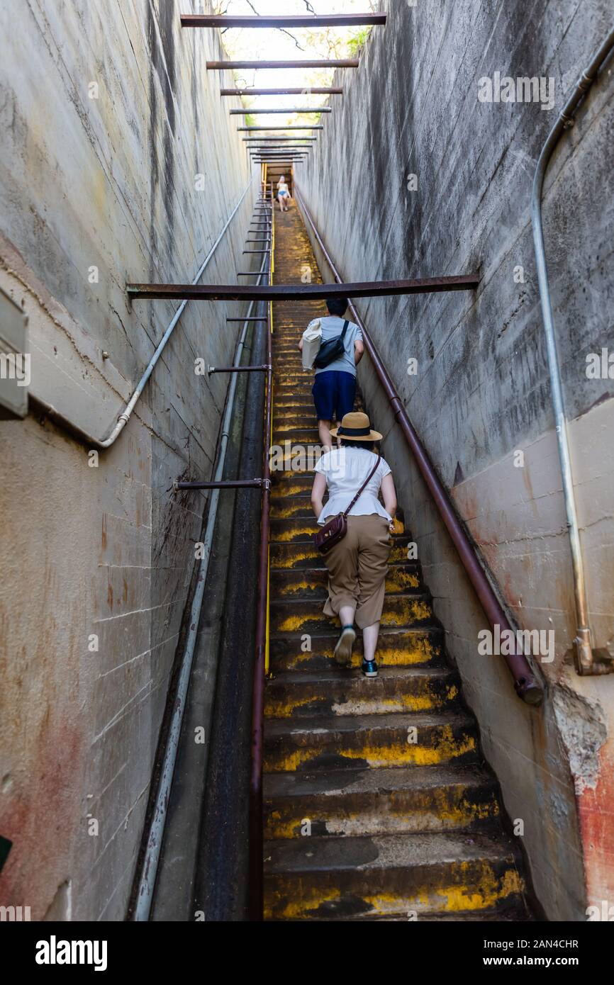 Honolulu, Oahu, Hawaii - November 04, 2019: Treppe mit unbekannter Menschen durch militärische Anlagen der ehemaligen Fort Ruger auf dem Gipfel des Stockfoto