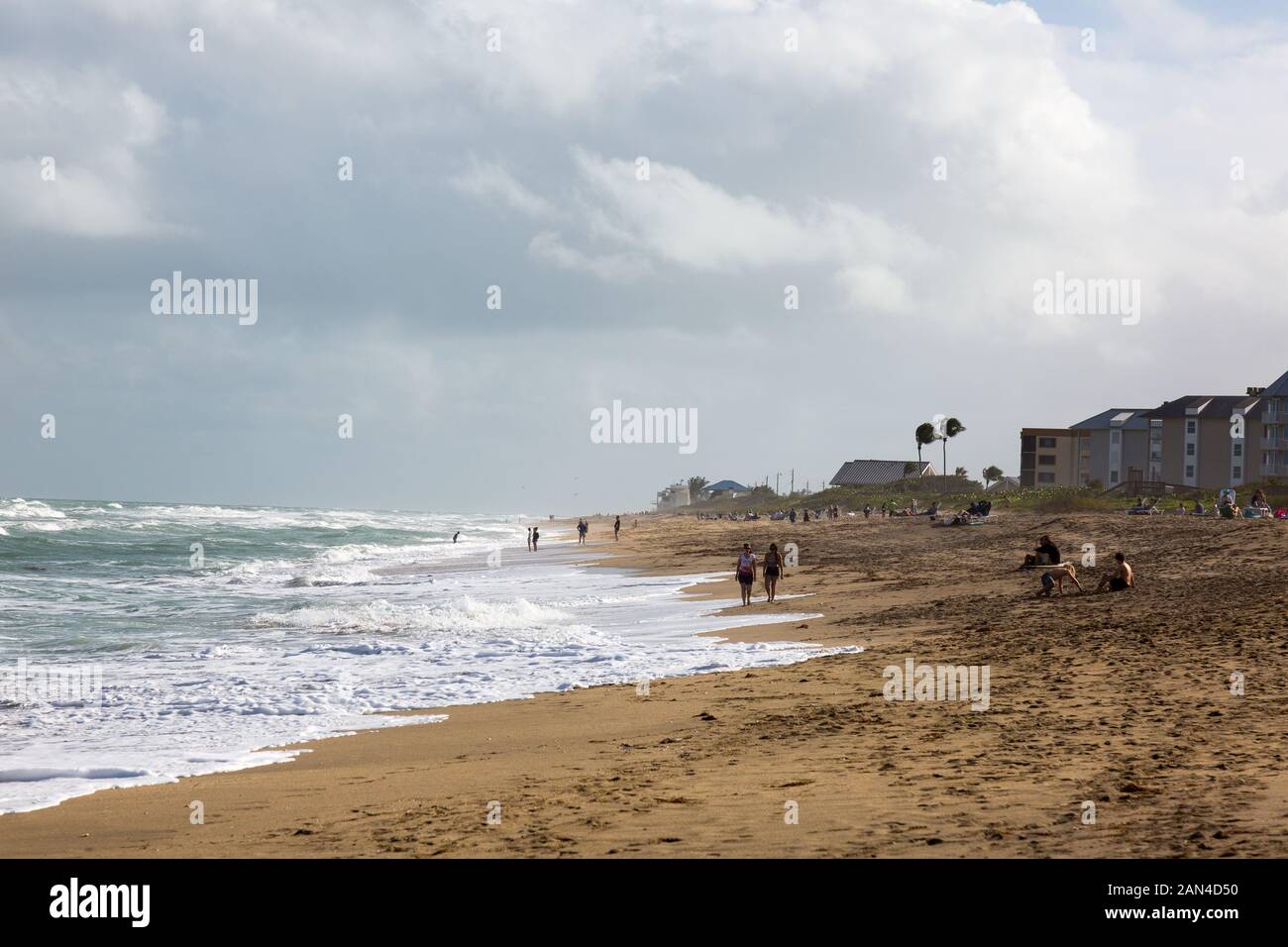 Touristen beobachten die abgehackt Surf aus dieser Hutchinson Island Strand von Stuart, Florida, USA. Stockfoto