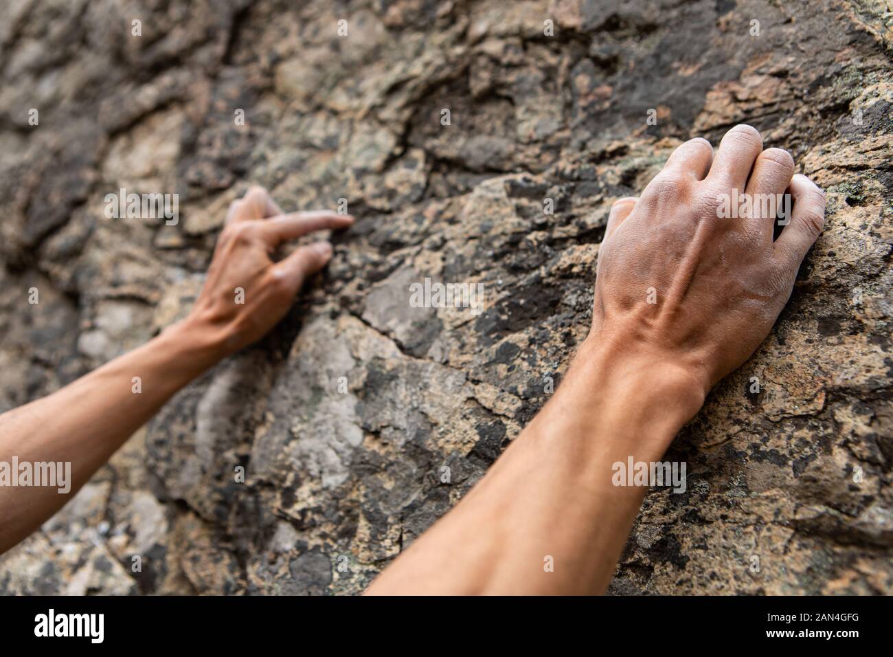 Closeup Perspektive auf ein Kletterer aufsteigend ein Kalkstein in der Natur. Weißer Kreide für Hände und Finger zu trocknen, Schweiß und erhöhen die Reibung Stockfoto