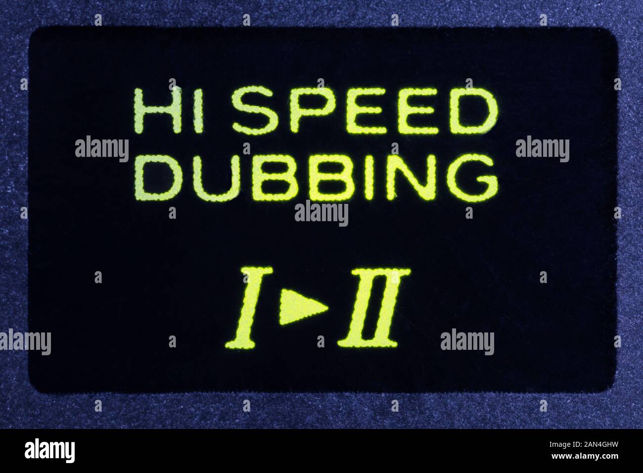 Makro-Nahaufnahme der Anzeigeleuchte für die Hochgeschwindigkeits-Synchronfunktion der alten Bandmaschine. Stockfoto