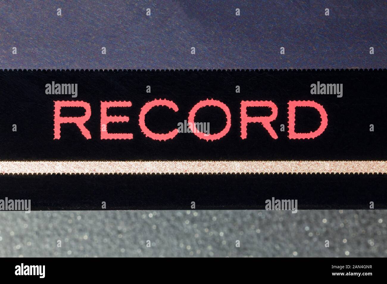 Makro-Nahaufnahme von Vintage Tape Machine Aufnahme Tape Button Detail. Stockfoto