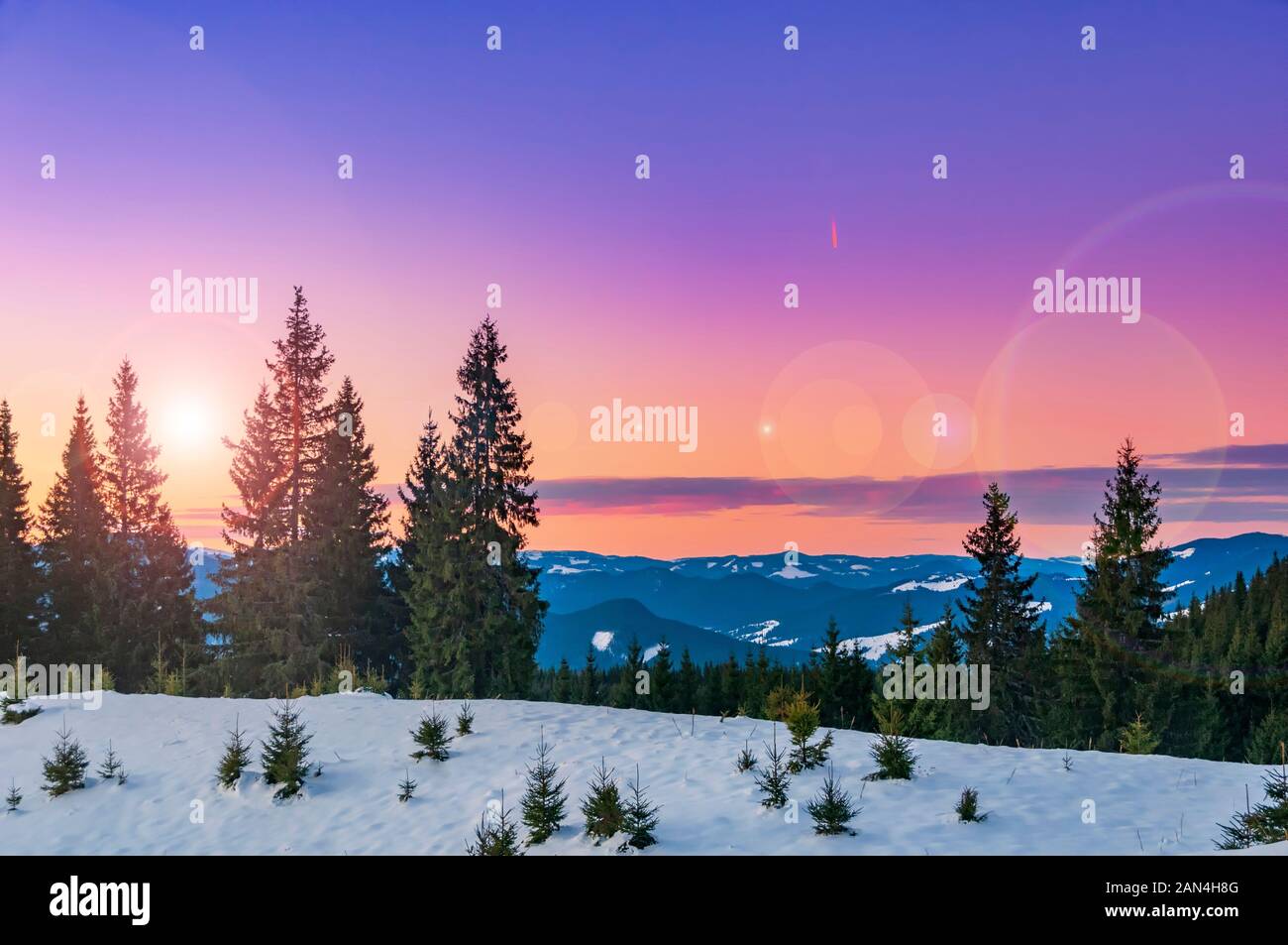 Magic rosa Sonnenuntergang im Winter Berge. Kalte Winter Abend Stockfoto
