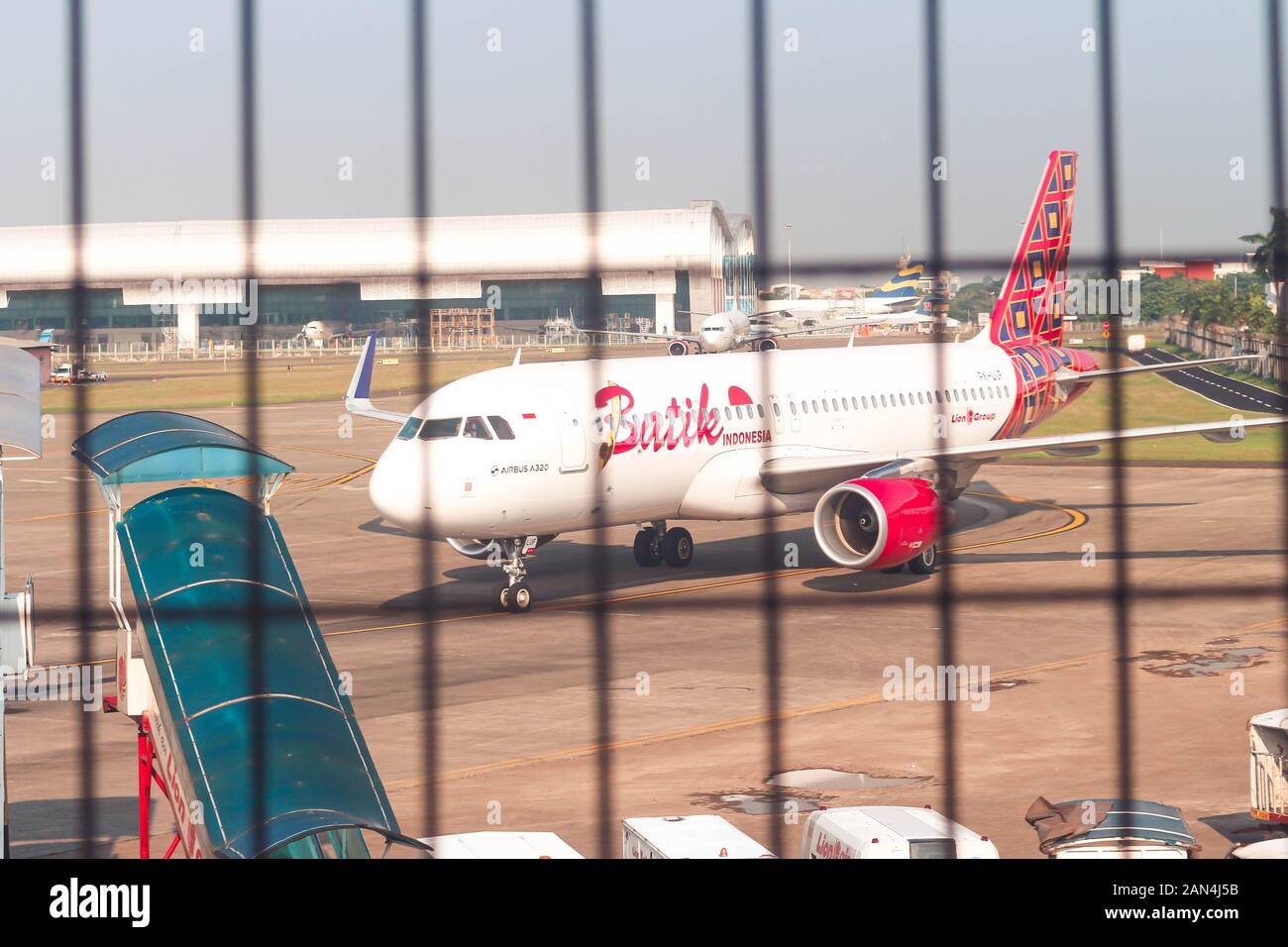 Batik Airs Flotte Airbus A320-214 PK-LUF wird am Soekarno-Hatta International Airport Terminal 1 parken Stockfoto