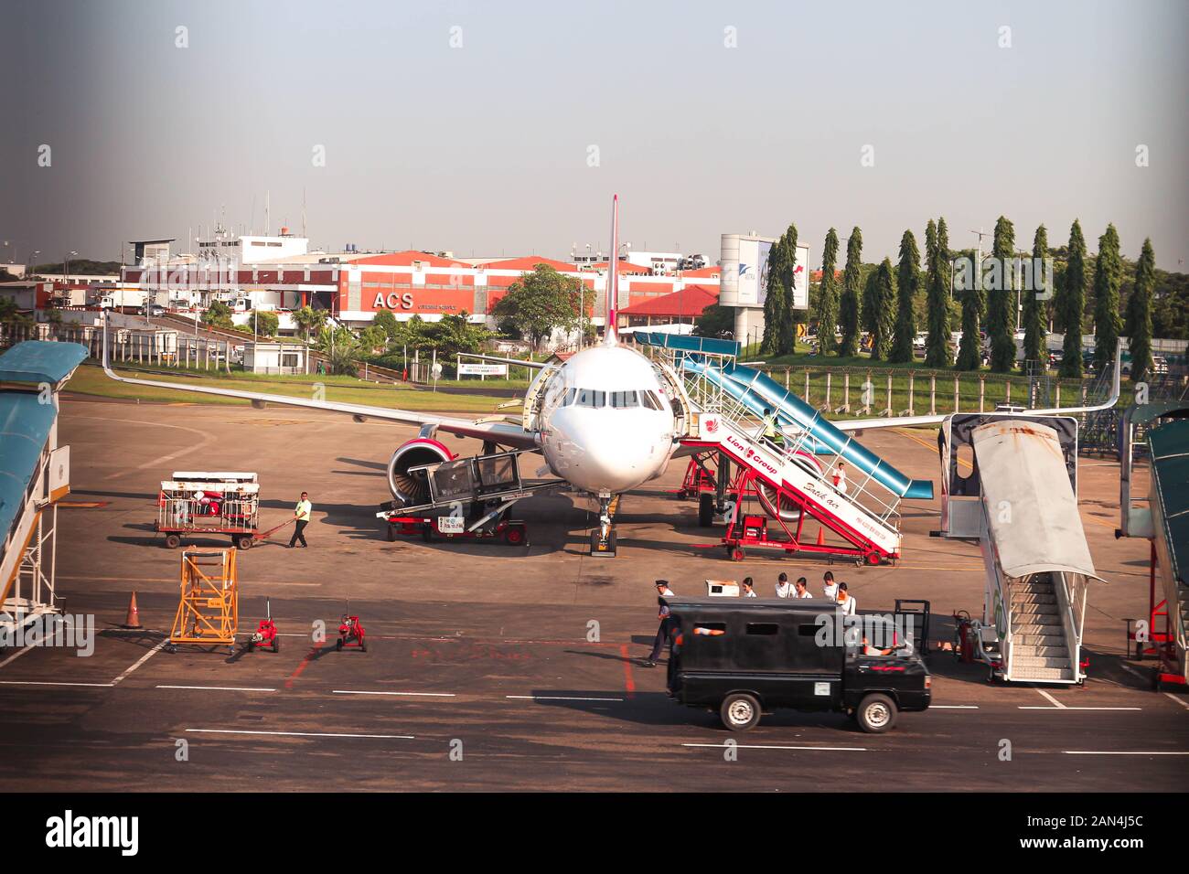 Batik Airs Flotte Airbus A320-214 PK-LUF wird am Soekarno-Hatta International Airport Terminal 1 parken Stockfoto