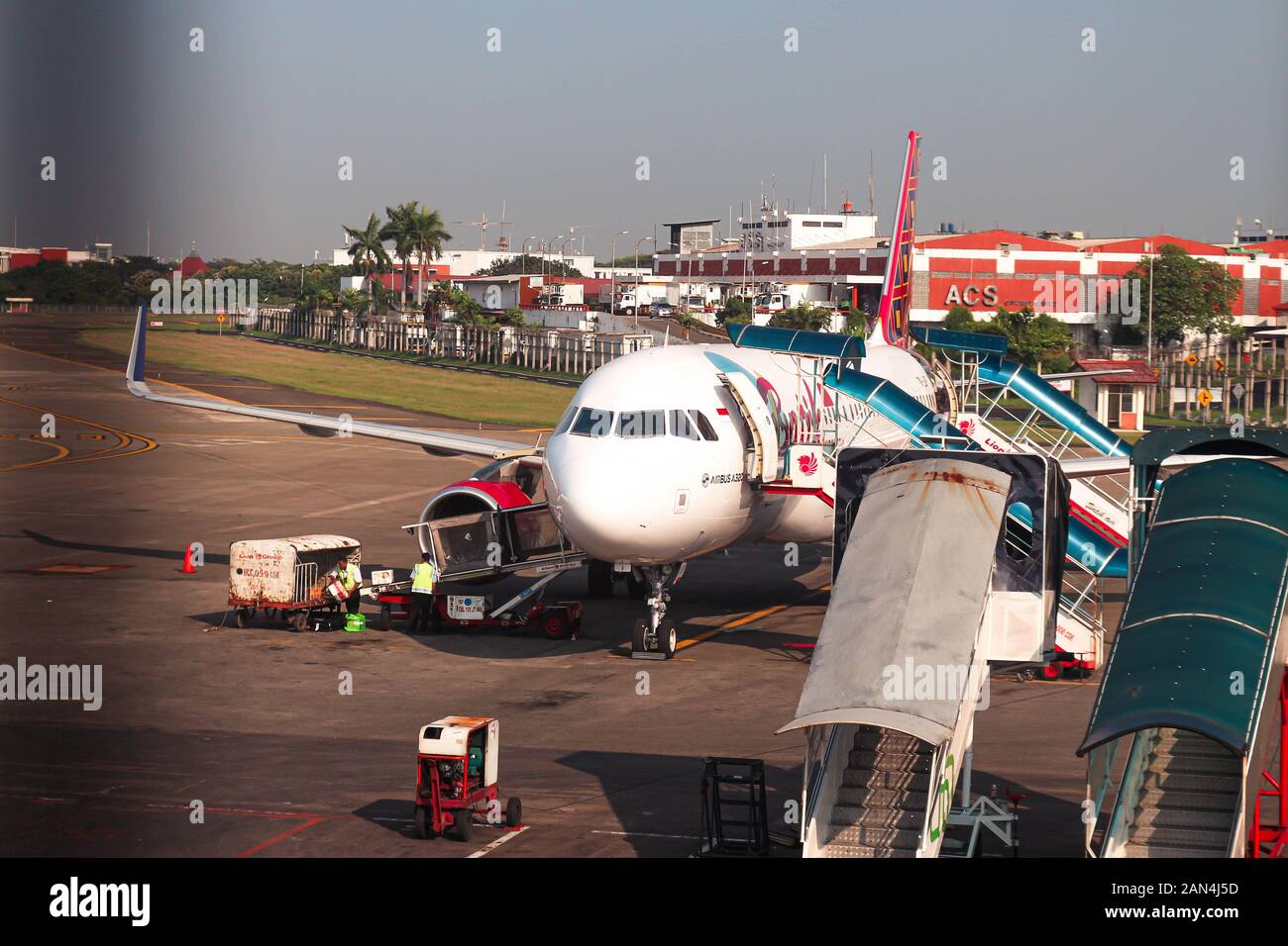 Batik Airs Flotte Airbus A320-214 PK-LUF wird am Soekarno-Hatta International Airport Terminal 1 parken Stockfoto