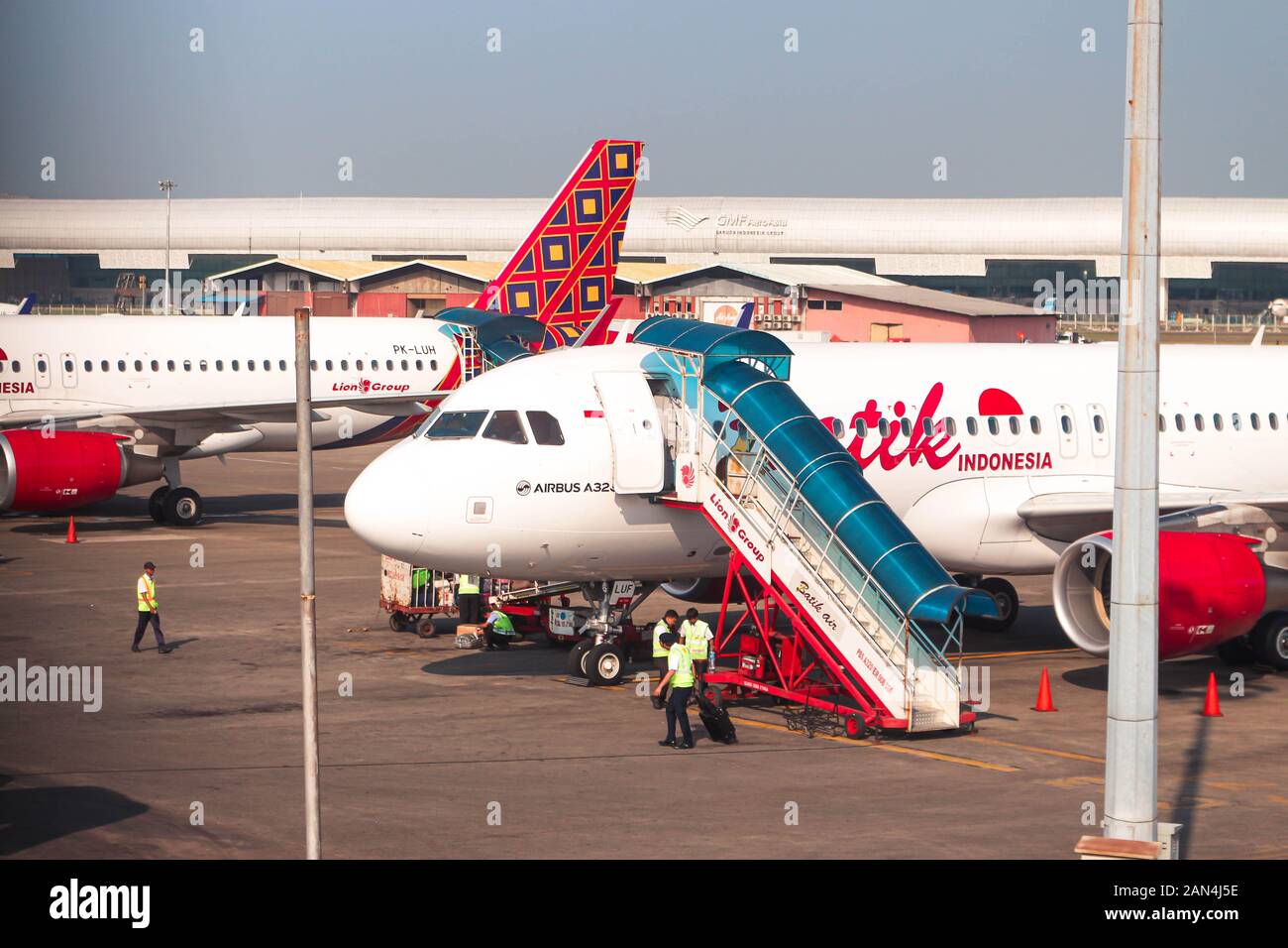 Batik Airs Flotte Airbus A320-214 PK-LUF wird am Soekarno-Hatta International Airport Terminal 1 parken Stockfoto