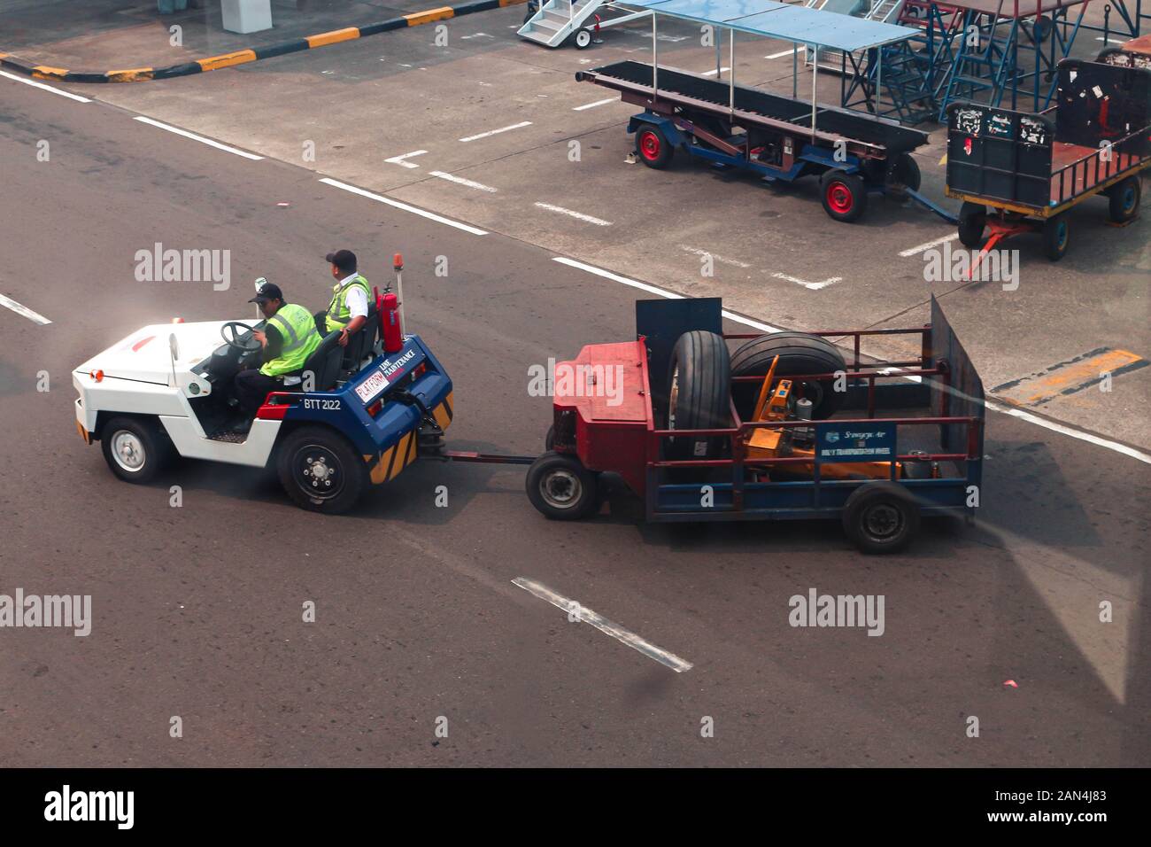 Abbildung: Sriwijaya Air Ground Handling Unit, Gepäckwagen mit dem Schlitten Stockfoto