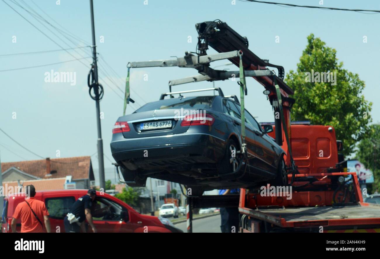 Ein Auto hob auf einen LKW. Stockfoto