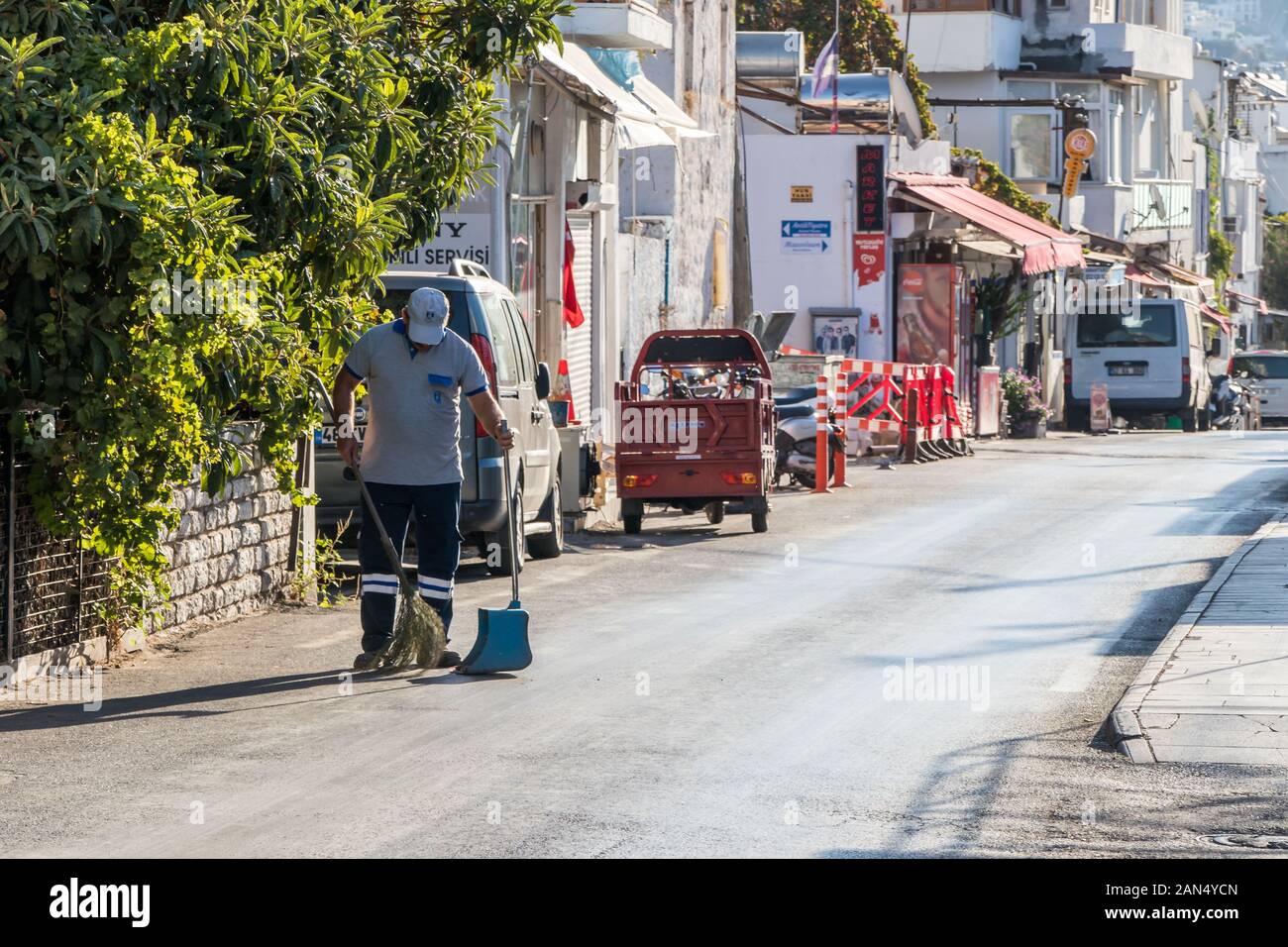 Bodrum, Türkei - 15. September 2019: Street cleaner bei der Arbeit am frühen Morgen die Stadt ist ein beliebtes Ziel für Touristen. Stockfoto