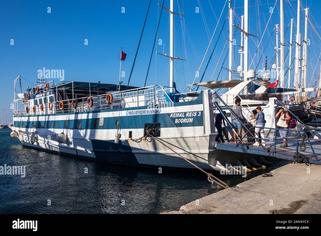 Bodrum, Türkei - 15. September 2019: die Menschen an Bord der Fähre tp Datca. Die Fähre verkehrt täglich während der Sommermonate. Stockfoto