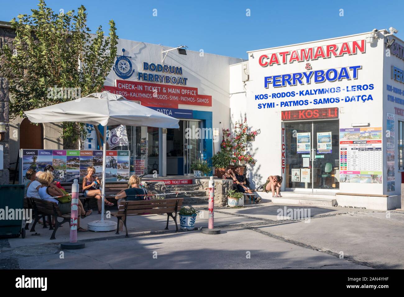 Bodrum, Türkei - 15. September 2019: Volk setzte sich außerhalb der Katamaran und Fähre Ticket Office. Fähren klicken Sie auf mehreren griechischen Inseln. Stockfoto