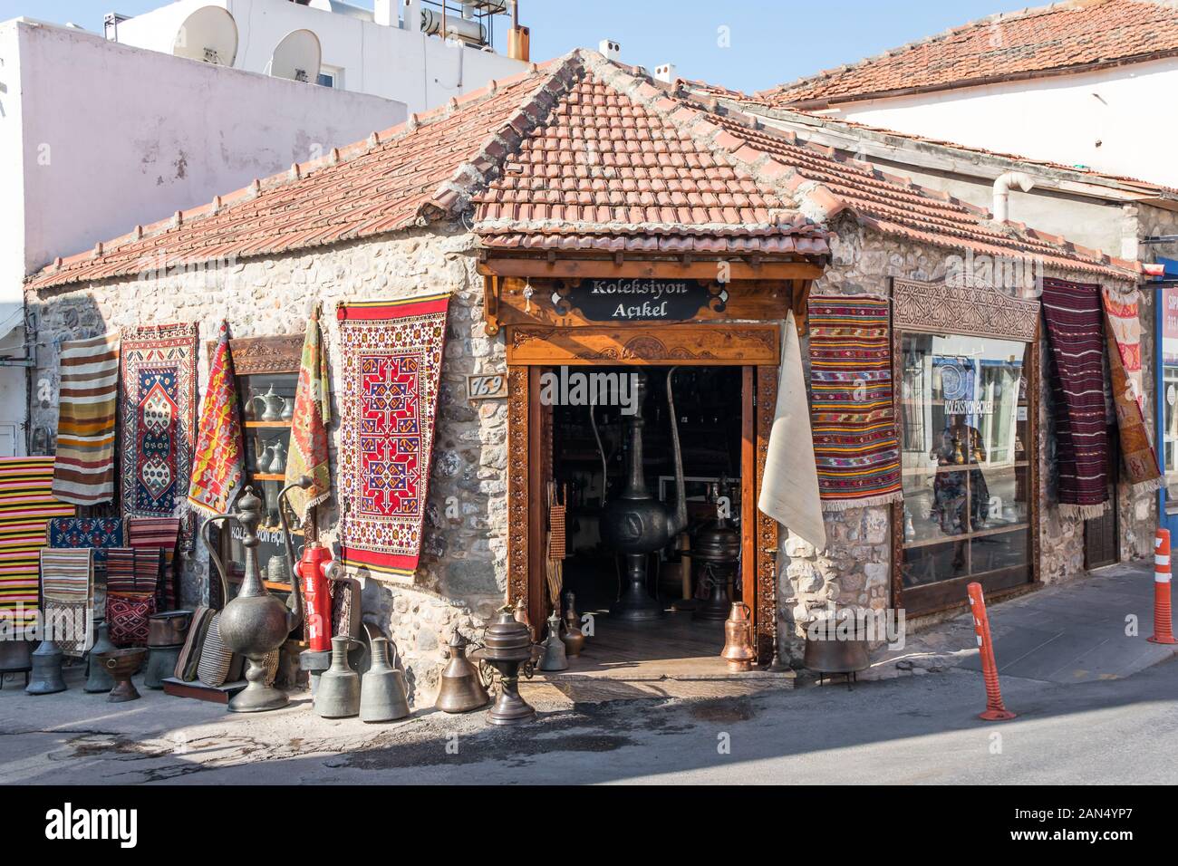 Bodrum, Türkei - 16.September 2019: Antique Shop im alten Teil der Stadt. Die Stadt ist ein beliebtes Urlaubsziel. Stockfoto