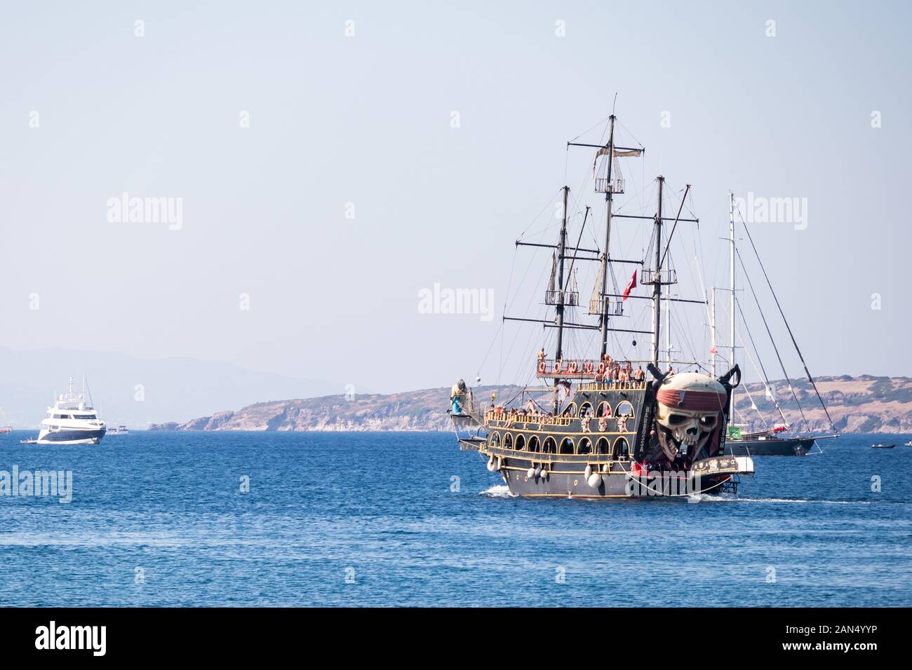 Bodrum, Türkei - 16.September 2019: Piratenschiff Bootstour Position aus dem Hafen heraus, Bootsfahrten sind eine beliebte Aktivität. Stockfoto