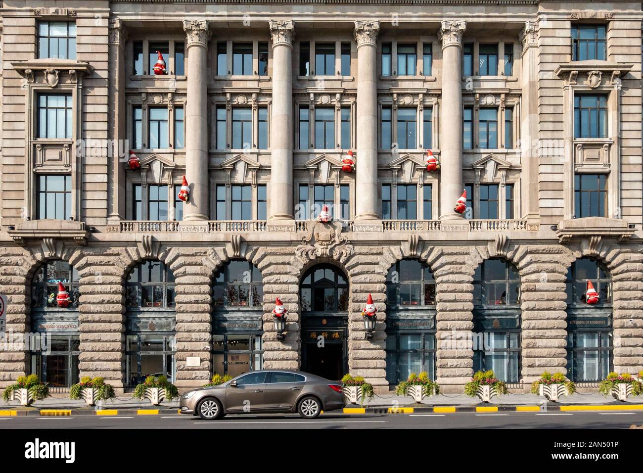 Santa Claus Zahlen sind 'klettern' einer Wand eines Gebäudes durch den Bund in Shanghai, China, 2. Dezember 2019. 20 Santa Claus Zahlen wurden outsid Stockfoto