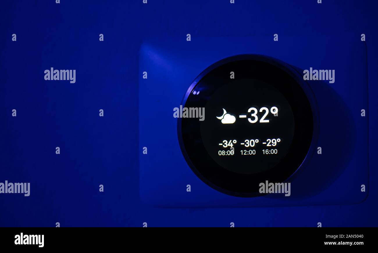 Digitaler Thermostat in der Nacht zeigt die Außentemperatur von -31 Grad Celsius im Winter Stockfoto