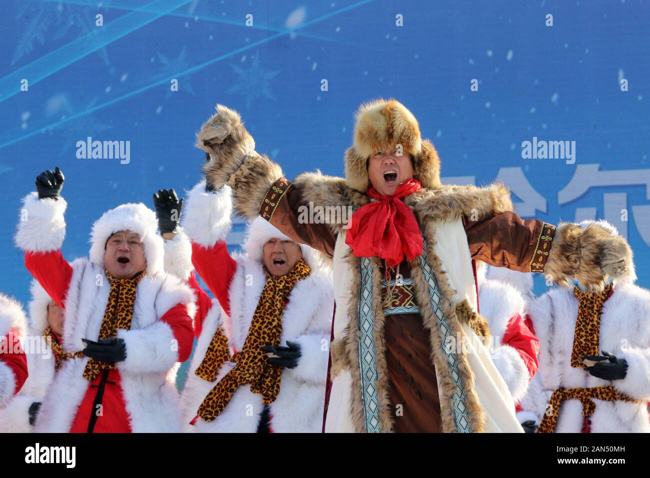 Tänzer für Touristen während der ersten Ice-harvesting Festival in der Stadt Harbin, im Nordosten der chinesischen Provinz Heilongjiang, 7. Dezember 2019. Die Stockfoto