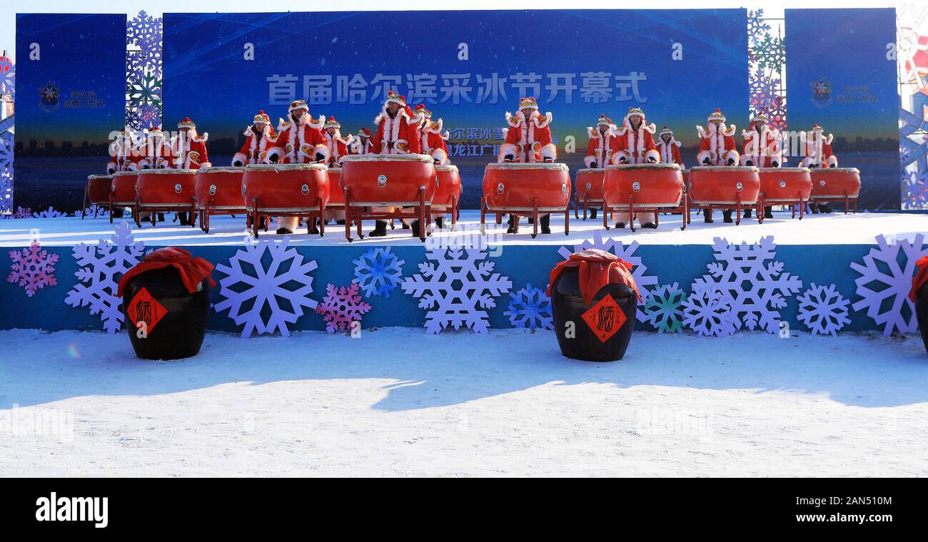 Tänzer für Touristen während der ersten Ice-harvesting Festival in der Stadt Harbin, im Nordosten der chinesischen Provinz Heilongjiang, 7. Dezember 2019. Die Stockfoto