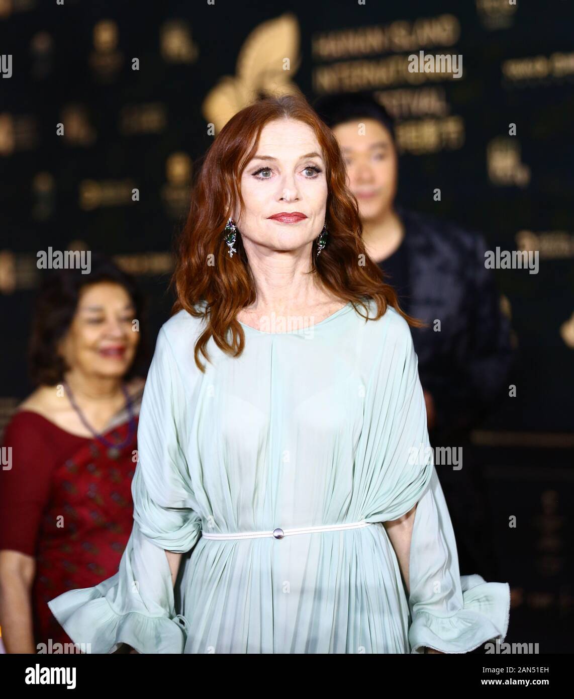 Die französische Schauspielerin Isabelle Huppert zeigt sich mit blauem