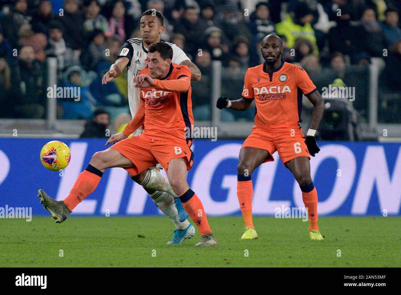 Allianz Stadion, Turin, Italien. 15 Jan, 2020. Coppa Italia Fussball, Juventus gegen Udinese; Danilo von Juventus Turin Herausforderungen Mato Jajalo von Udinese Calcio - Redaktionelle Verwendung Credit: Aktion plus Sport/Alamy leben Nachrichten Stockfoto