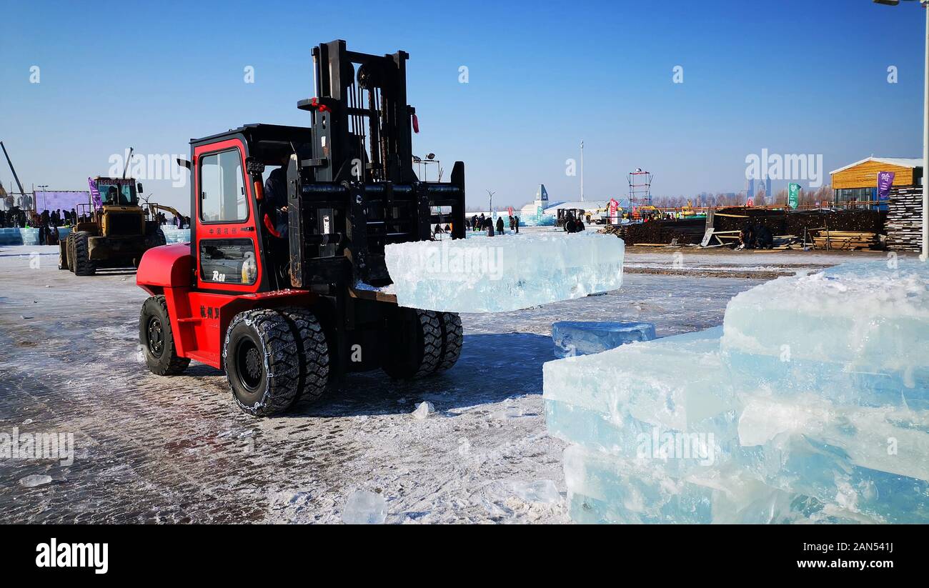 Arbeiter bauen 2019 Harbin Eis und Schnee Welt für die kommende kulturelle Festival in der Stadt Harbin, im Nordosten Chinas als der Schauplatz einzigartigen Ice und s Stockfoto