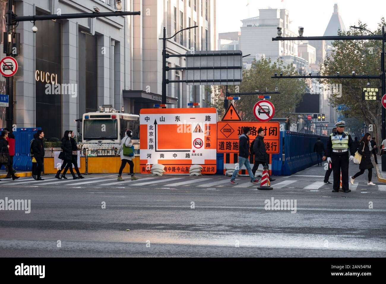 Zeichen und Straßensperren eingesetzt, der Verkehr in der Nähe von Nanjing Road zu stoppen wie die Osterweiterung Projekt beginnt, Shanghai, China, 9. Dezember 2019. Nanjin Stockfoto