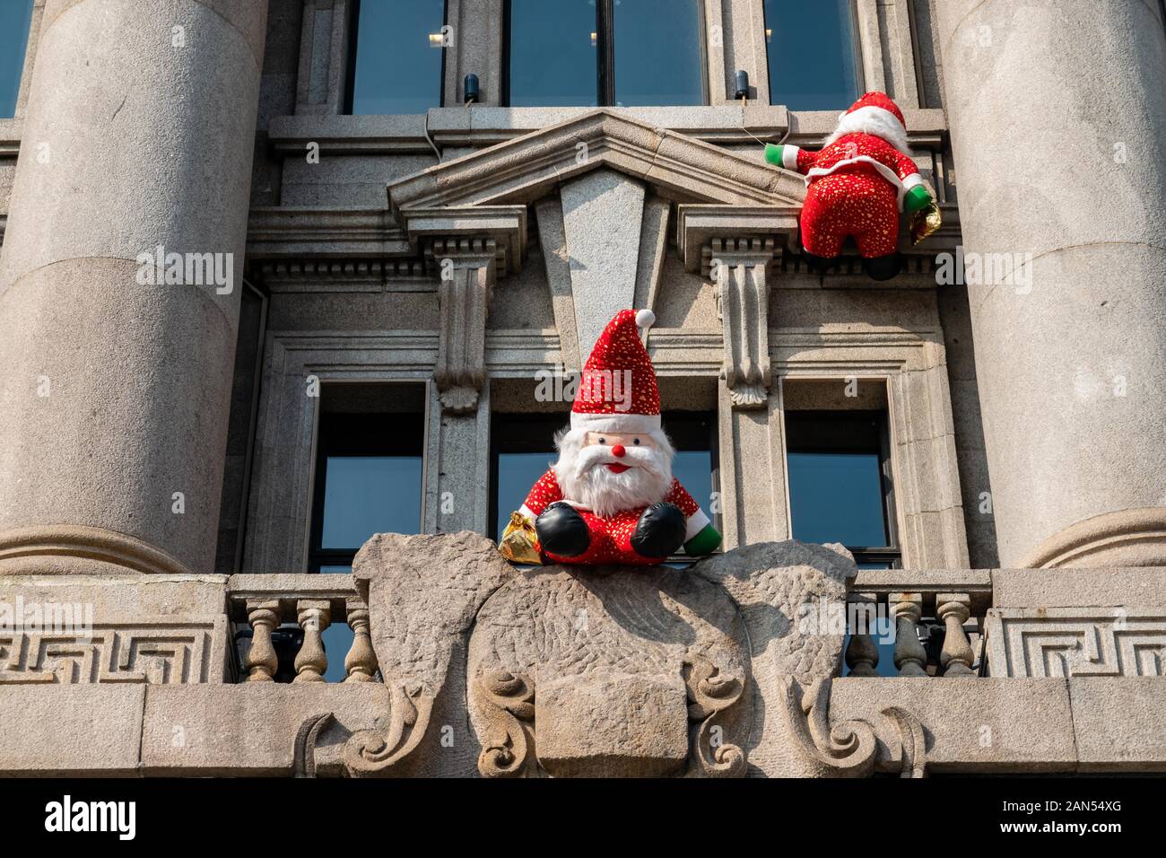 Santa Claus Zahlen sitzen auf dem Dach eines Gebäudes durch den Bund in Shanghai, China, 2. Dezember 2019. 20 Santa Claus Zahlen wurden außerhalb einer Bauen setzen Stockfoto