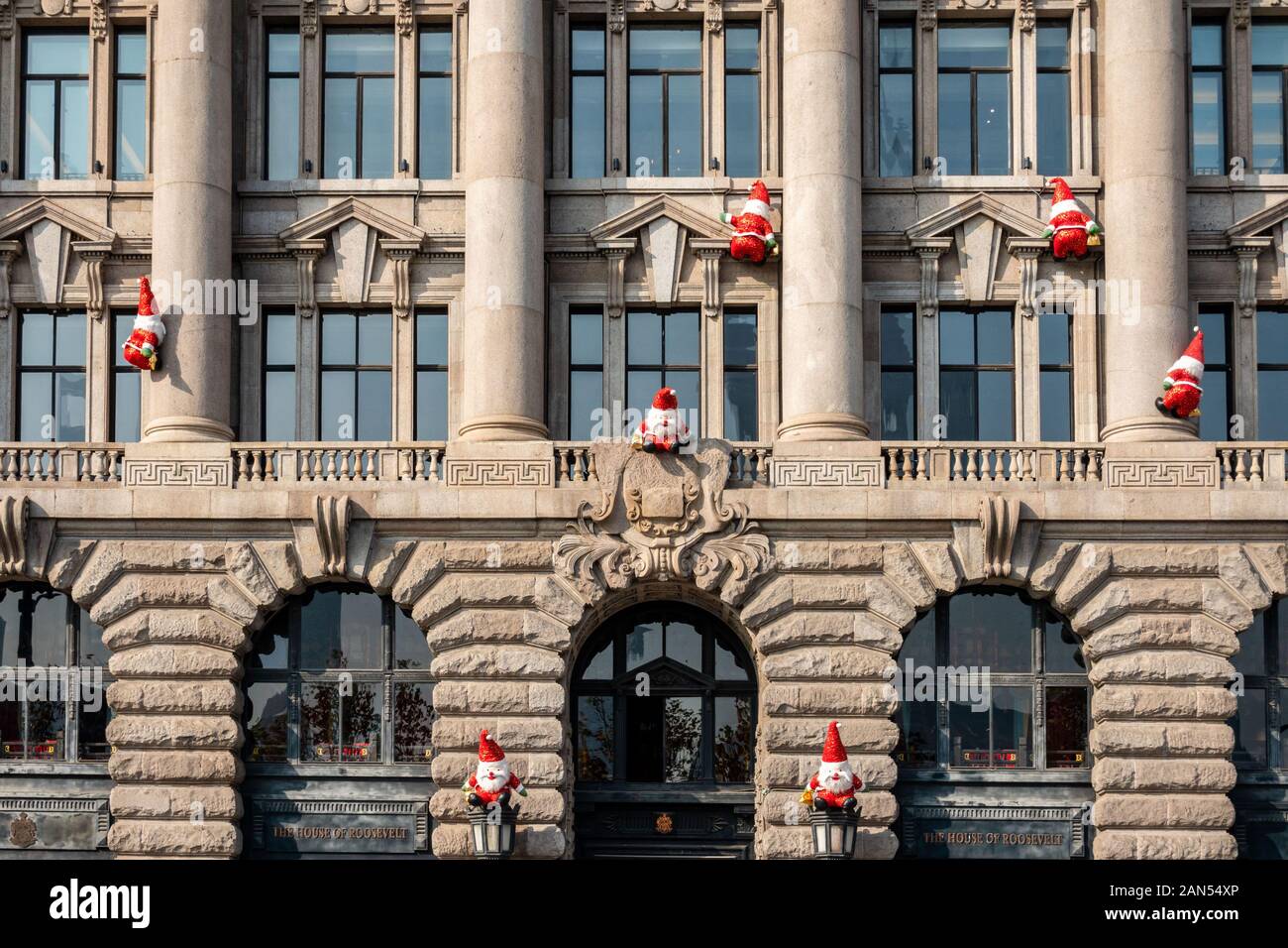 Santa Claus Zahlen sind 'klettern' einer Wand eines Gebäudes durch den Bund in Shanghai, China, 2. Dezember 2019. 20 Santa Claus Zahlen wurden outsid Stockfoto