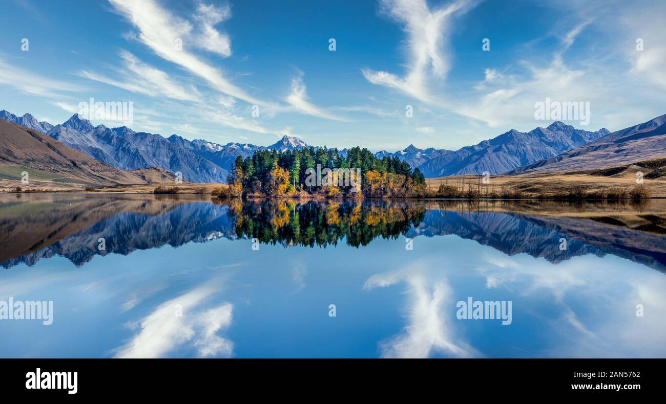 Atemberaubende Berg Reflexionen auf dem Wasser in einem hohen Land See in Neuseeland Stockfoto