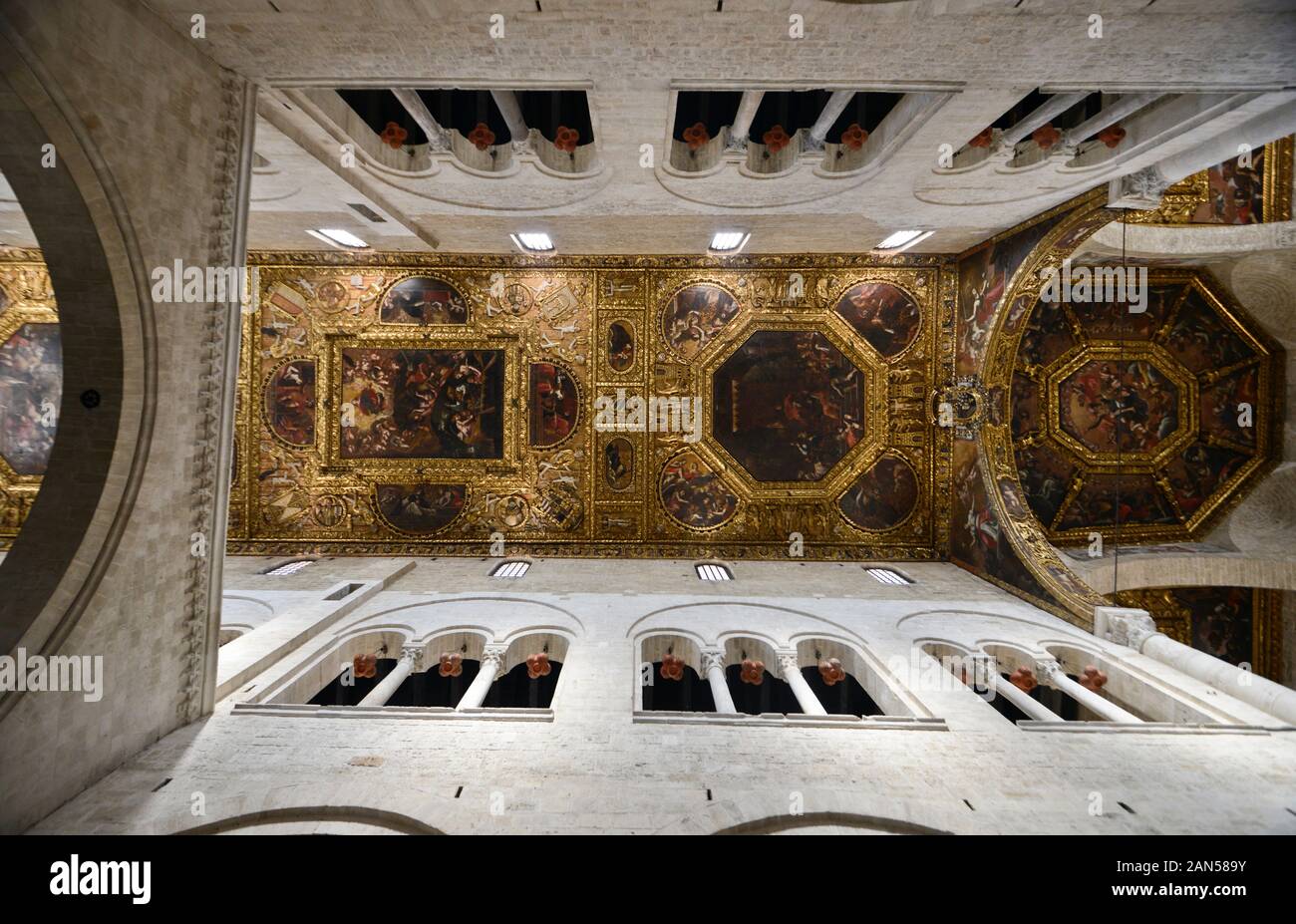 Basilika des Heiligen Nikolaus von Bari (Basilica di San Nicola), Innenraum. Italien Stockfoto
