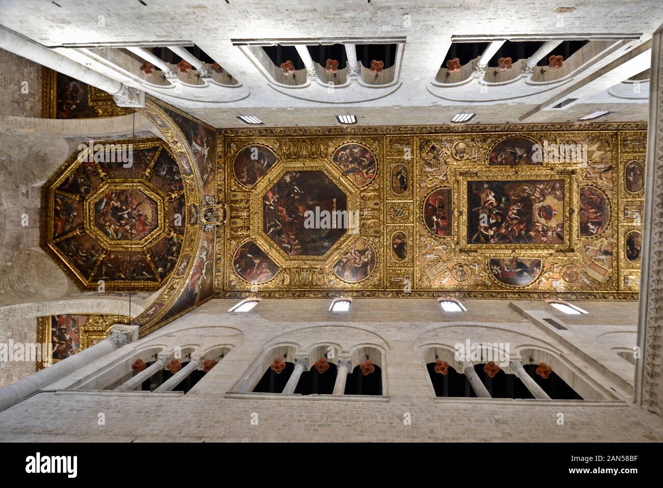 Basilika des Heiligen Nikolaus von Bari (Basilica di San Nicola), Innenraum. Italien Stockfoto