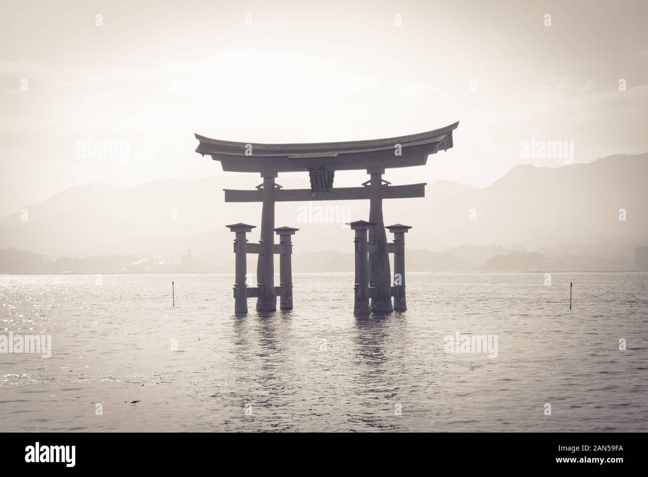 Schwarz-weißes schwimmendes Torii-Tor des Itsukushima-Schreins (Itsukushima-jinja) auf der Insel Miyajima (Itsukushima) in der Präfektur Hiroshima, Japan. Stockfoto