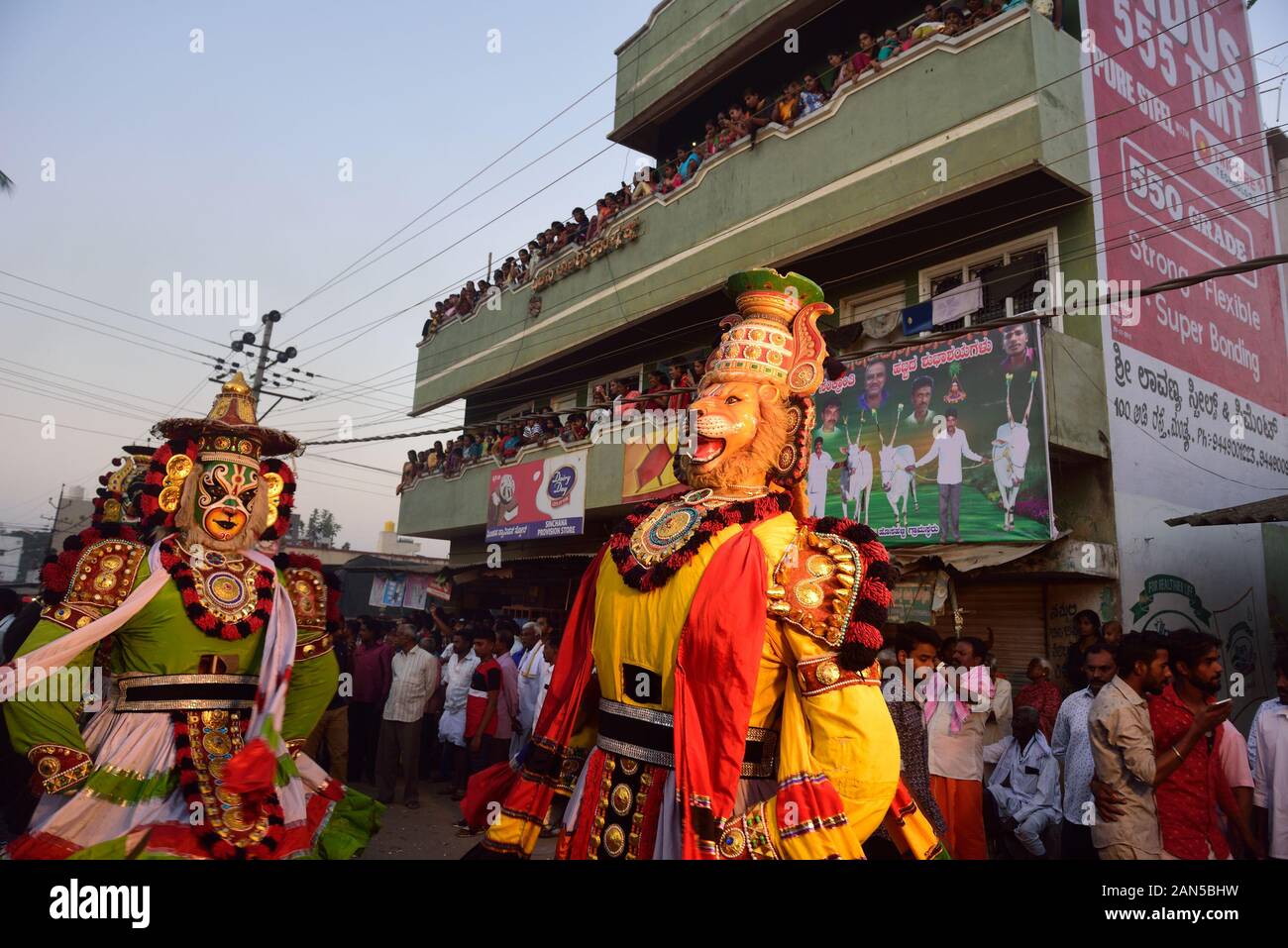 Tänzer in verschiedenen Kleidung während des Festivals. Kichchu haisodu ist ein Festival, das nach der Ernte Saison, wo Stiere über dem Feuer auf Makar Sankranti für gutes Omen gesprungen sind. Es gibt auch einige wissenschaftliche Grund laut der Einheimischen, die im Winter Insekten wächst auf dem Vieh Skins, so, es loswerden die Rinder werden über das Feuer zu springen. Stockfoto