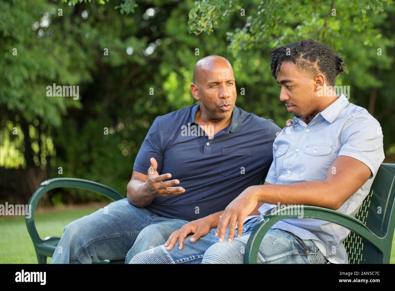 Reifer mann Mentoring und Beratung zu einem jüngeren Mann. Stockfoto