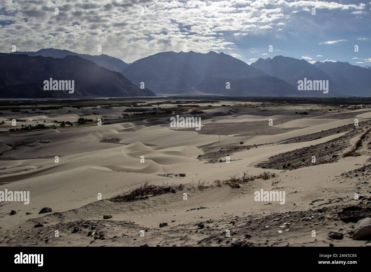 Trockene trockene Dessert Sand Dünen von nubra Tal mit himalayan karge Gebirge im Hintergrund in Ladakh, Kaschmir, Indien Stockfoto