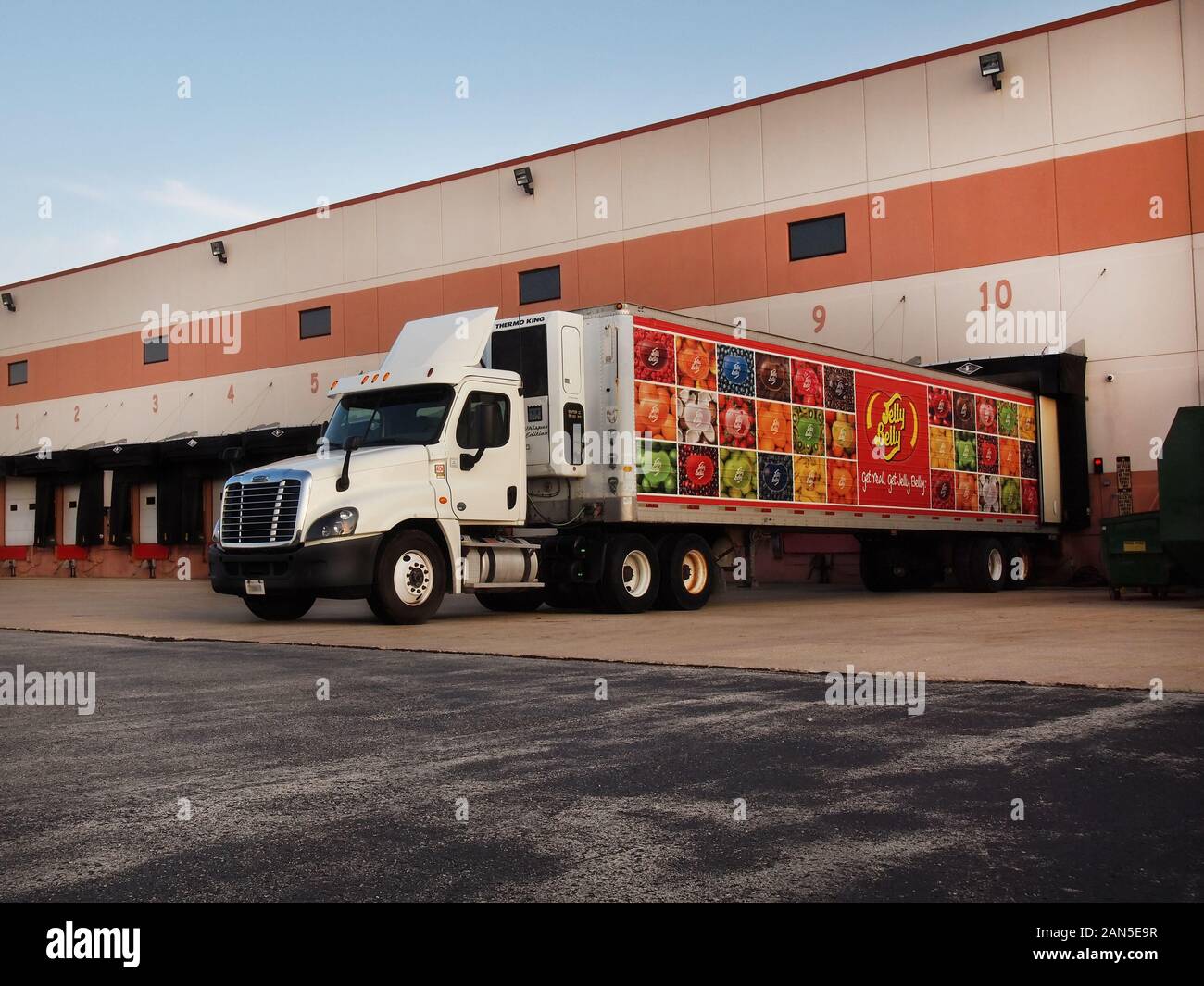 PLEASANT PRAIRIE, WISCONSIN - Juli 28, 2018: Ein langer Traktoren Anhänger Lkw mit Jelly Belly logo und Bunte Jelly Bean Fotos dekoriert gezogen wird int Stockfoto