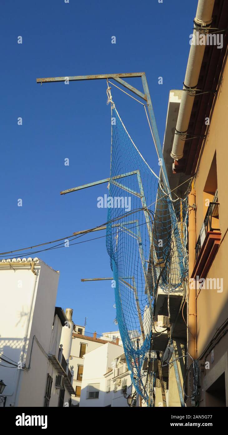 Neue Baustelle mit blauer Schutzfolie blau Verrechnung Abdeckung auf Dorf braun Website Stockfoto