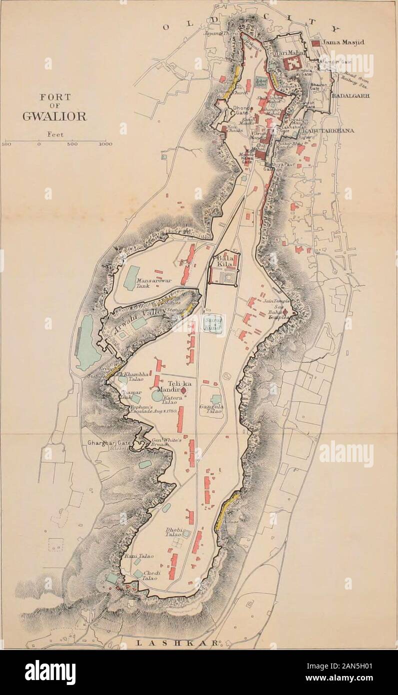 Ein Handbuch für Reisende in Indien, Burma und Ceylon. . Loudo. Ich. Miri Miut;. v: VU. cm-u-l. Srr. ROUTE 9. GWALIOR FORT 109 stein und war einst ein sehr finebuilding. Die bhairon oder Bansur gatewas die Arbeit von einem der earliestKachhwaha Rajas. Es war, aus calledBansur batisur Archer, lit. a Bambus-Splitter, aus dem guardwhich hatte die it verantwortlich. Es hasnow entfernt wurde. Die Ganesh Tor gebaut wurde byDungar Singh, die regierte 1424 bis 1454. Außerhalb ist ein kleines outworkcalled Kabutar Khana, oder Taube-Haus, in dem sich ein Tank calledNur Saugar, 60 ft x 39 ft. Und 25 ft. tief. Auch hier ist ein Hindu temp Stockfoto