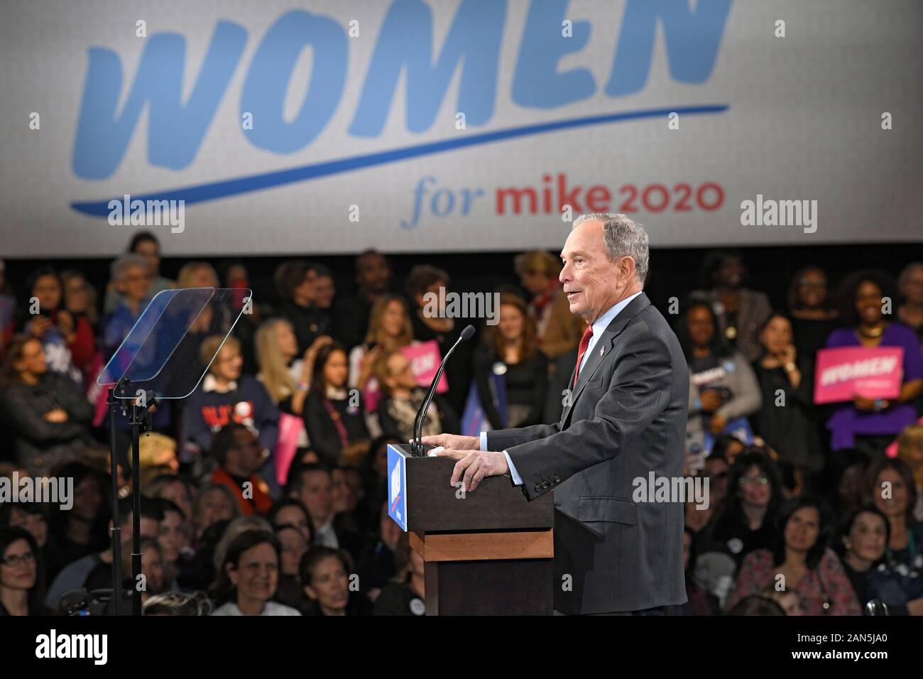 NEW YORK, NY - 15. Januar: Präsidentschaftskandidat Mike Bloomberg spricht während einer "Frauen für Mike" Veranstaltung im Sheraton New York am 1. Stockfoto