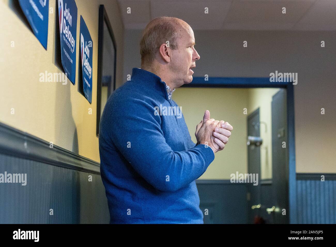 Ehemalige Kongressabgeordnete und Präsidentschaftskandidat John Delaney Abendessen mit Wähler an den Iron Horse Grill in Osceola, Iowa. Stockfoto