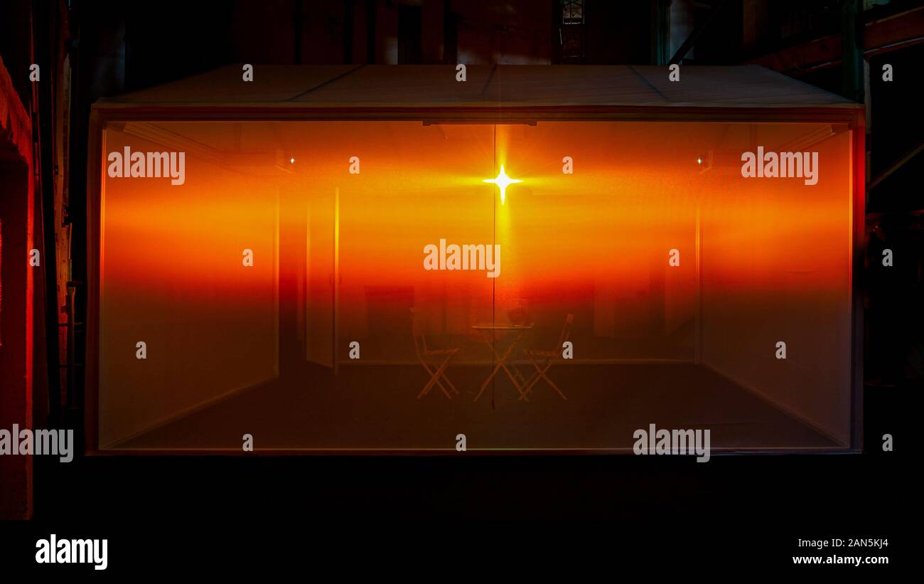 Abstrakte Landschaft: Stuhl enlightend von Orange. Stockfoto