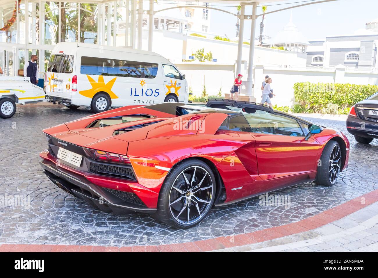 Kapstadt, Südafrika - 01. JANUAR 2019: Brandneue Lamborghini Aventador S vor der Table Bay Hotel an der V&A Waterfront in Kapstadt geparkt Stockfoto