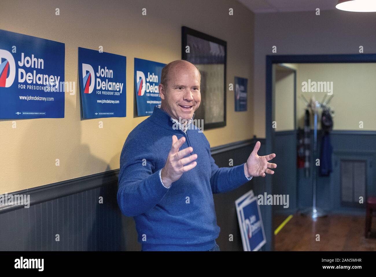 Ehemalige und Präsidentschaftskandidat John Delaney Abendessen mit Wähler an