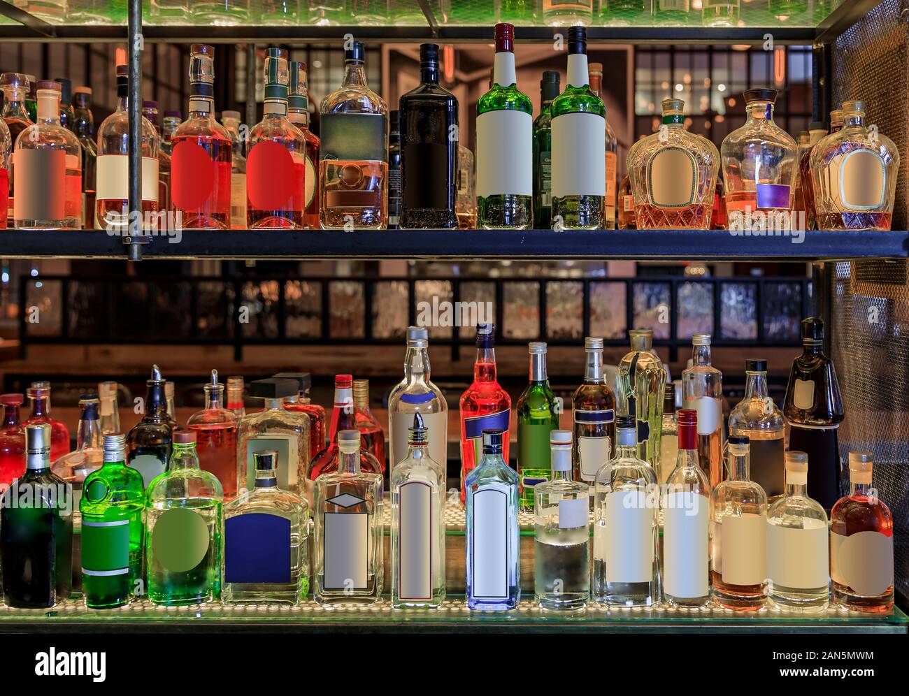 Auswahl an farbenfrohen Alkohol Flaschen in den Regalen auf Anzeige in einer Bar in New York, Vereinigte Staaten von Amerika, alle Logos und Labels entfernt Stockfoto