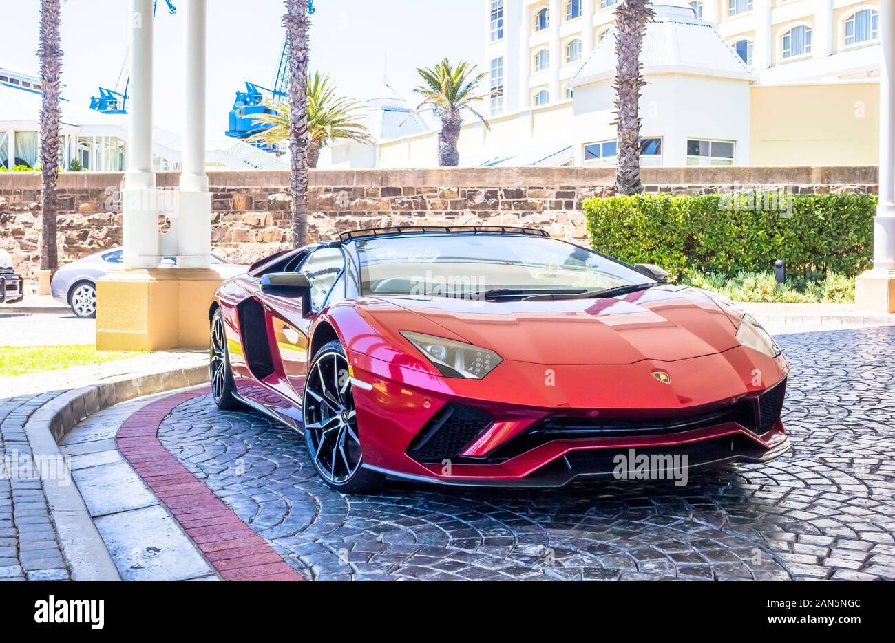 Kapstadt, Südafrika - 01. JANUAR 2019: Brandneue Lamborghini Aventador S vor der Table Bay Hotel an der V&A Waterfront in Kapstadt geparkt Stockfoto